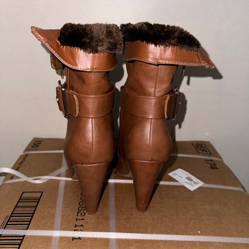 Cinnamon brown booties with fake fur inside